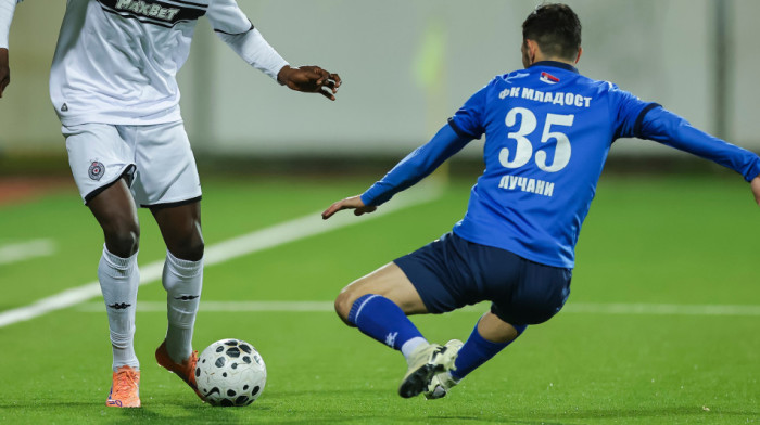 Jeziva scena u Lučanima: Fudbaler Mladosti neopreznim startom umalo slomio nogu igraču Partizana (VIDEO)