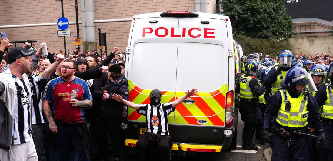 Opšti haos pred derbi: Krvavi sukob ispred stadiona, medicinske ekipe oživljavale navijača na licu mesta