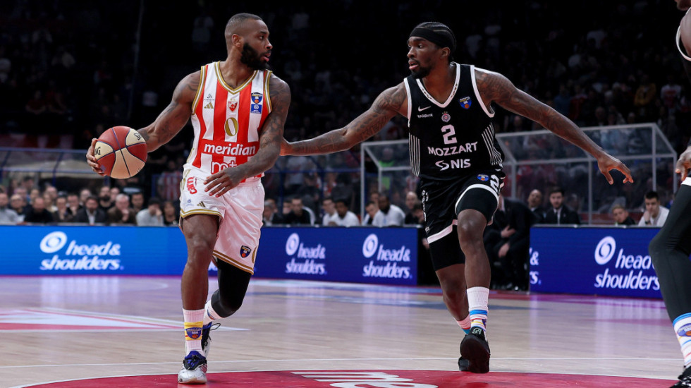 Prvi sukob u večitom derbiju - Dva igrača na ivici tuče, sudije ih momentalno kaznile