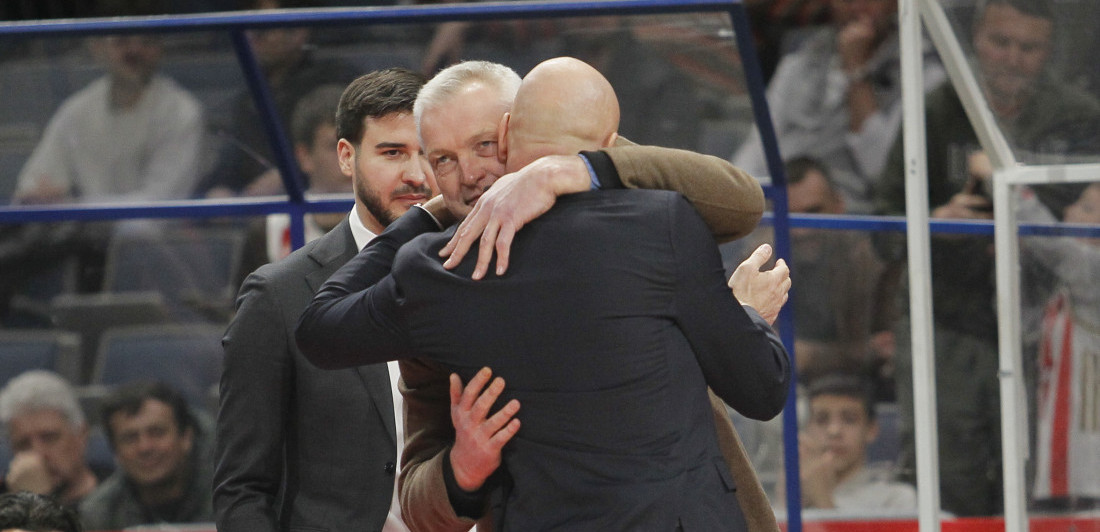 Saša Obradović prišao klupi Partizana pa zagrlio Žarka Paspalja i Mirka Ocokoljića (FOTO)