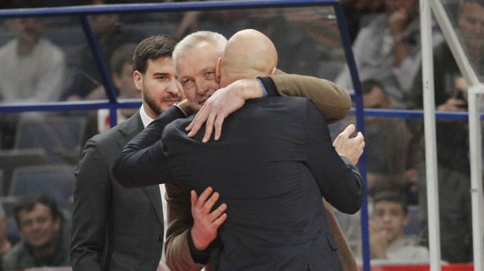 Saša Obradović prišao klupi Partizana pa zagrlio Žarka Paspalja i Mirka Ocokoljića (FOTO)