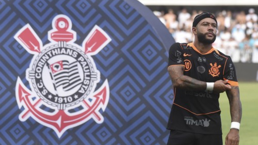 Memfis Depaj kao Umar Sadik - Telefonirao usred utakmice (VIDEO)