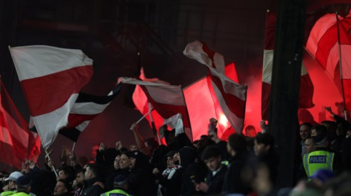 Jezive scene: Maskirani huligani usred dana zapalili automobil (VIDEO)