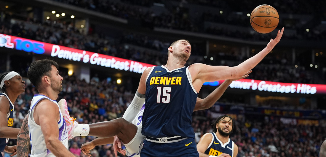 (VIDEO) Ljudi, ovo morate da vidite: Neverovatna trojka Jokića s pola terena, navijači su se hvatali za glavu