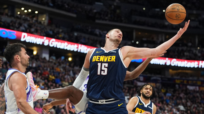 (VIDEO) Ljudi, ovo morate da vidite: Neverovatna trojka Jokića s pola terena, navijači su se hvatali za glavu