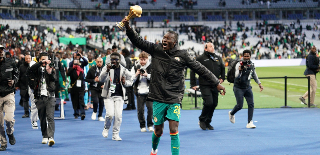 Cirkus u Parizu: Senegalci paradirali sa peharom i provocirali Marokance (VIDEO)