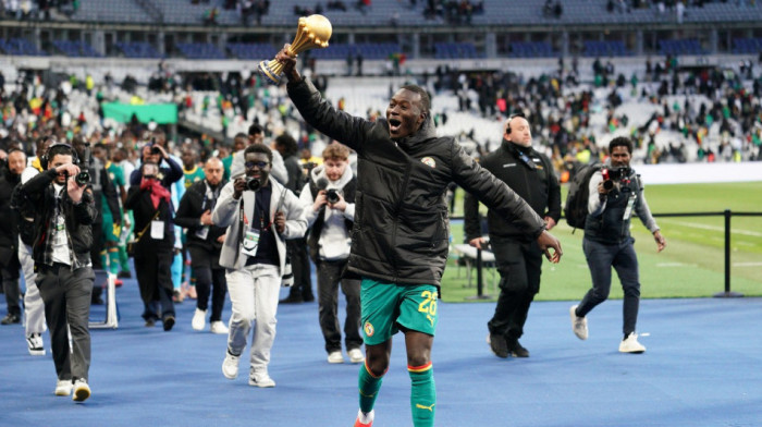 Cirkus u Parizu: Senegalci paradirali sa peharom i provocirali Marokance (VIDEO)