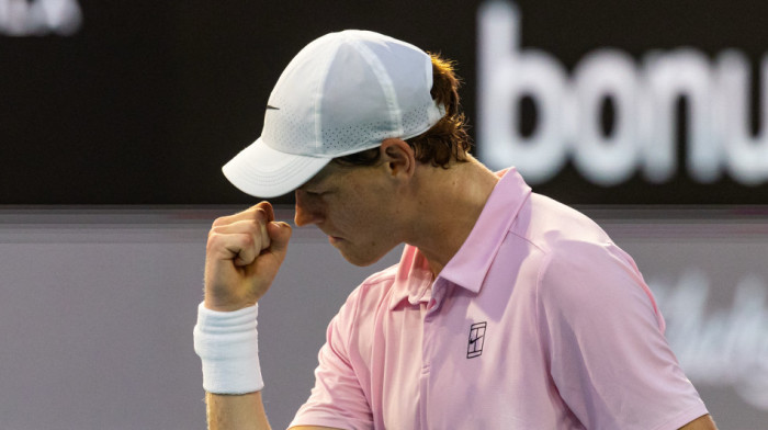 Siner gazi sve pred sobom: Treći teniser sveta počišćen za finale Monte Karla