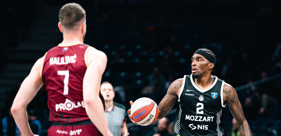 Partizan vodi na poluvremenu: Igra se u naletima, Milton predvodi crno-bele