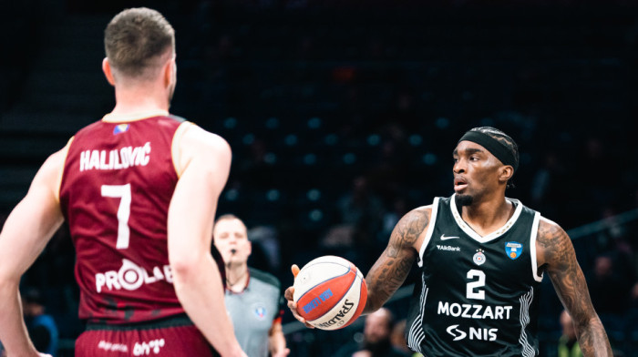 Partizan vodi na poluvremenu: Igra se u naletima, Milton predvodi crno-bele