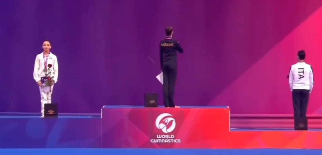 Svet bruji o skandalu Ruskinje: Pogledajte šta je uradila zbog zastave Ukrajine (VIDEO)