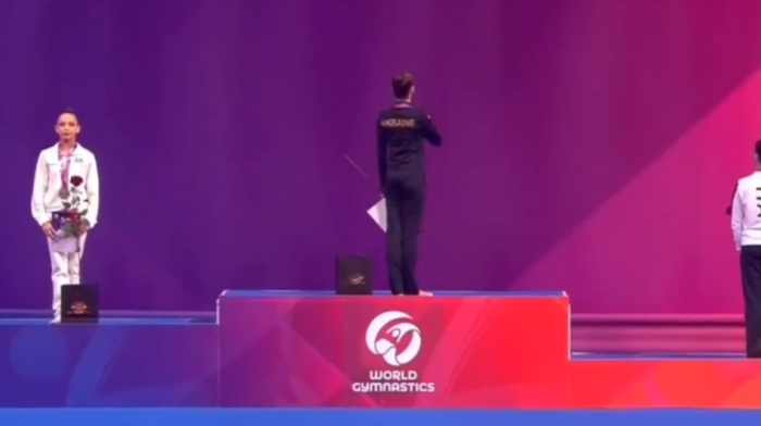 Svet bruji o skandalu Ruskinje: Pogledajte šta je uradila zbog zastave Ukrajine (VIDEO)