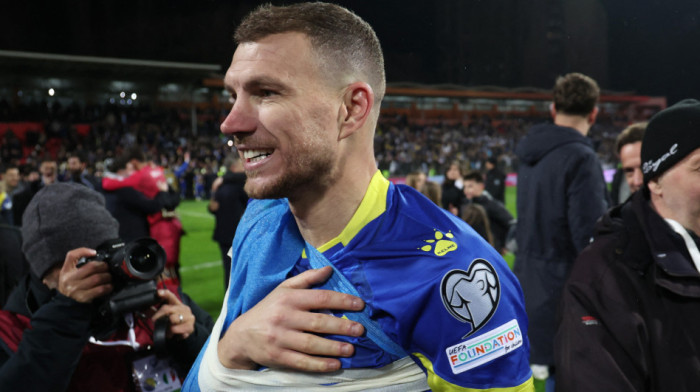 Edina Džeka u beogradskom restoranu dočekalo neobično iznenađenje: Nije se nadao ovome (FOTO)