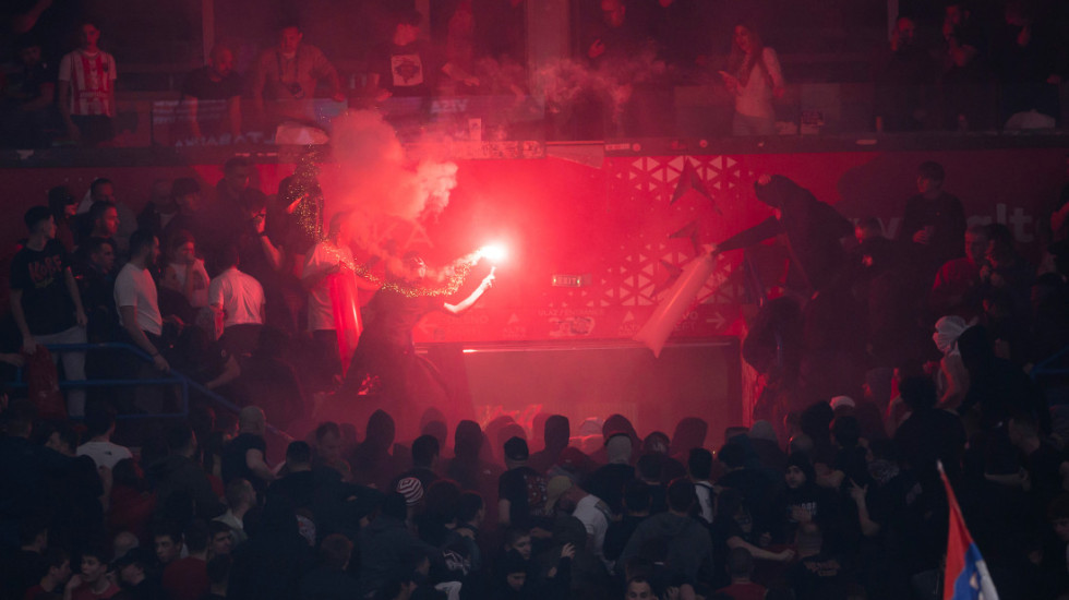 (VIDEO) Masovna tuča "Areni"i! Sevale šipke pred meč Zvezde i Partizana