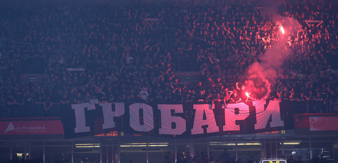 (VIDEO) Skandal - "Grobari" bacali topovske udare među ljude sa decom, pa se potukli između sebe