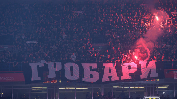 (VIDEO) Skandal - "Grobari" bacali topovske udare među ljude sa decom, pa se potukli između sebe