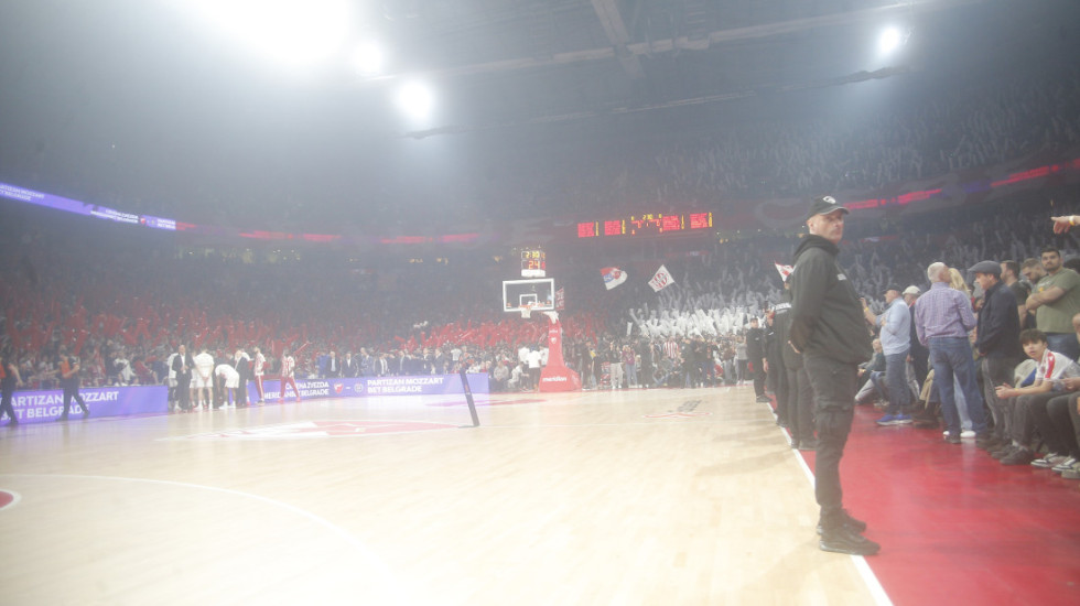 Navijači Zvezde umalo upali na teren! Napali igrača Partizana, potpuni haos u "Areni" (VIDEO)