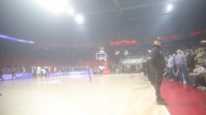 Navijači Zvezde umalo upali na teren! Napali igrača Partizana, potpuni haos u "Areni" (VIDEO)
