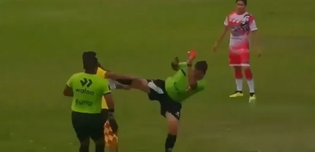 Šta bi ovo? Sudija u stilu kik-boksera nokautirao fudbalera na utakmici, svi ostali zapanjeni (VIDEO)