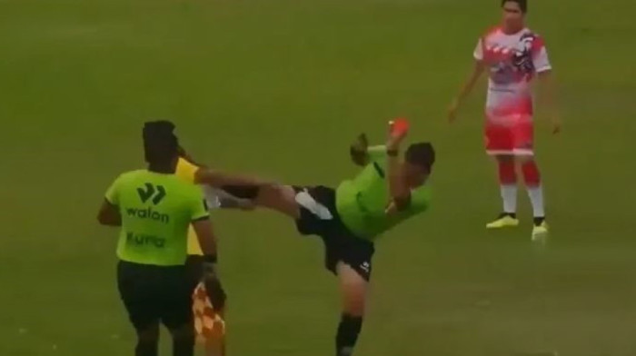 Šta bi ovo? Sudija u stilu kik-boksera nokautirao fudbalera na utakmici, svi ostali zapanjeni (VIDEO)