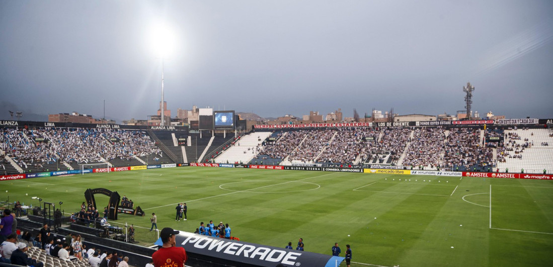 Uznemirujući snimci: Zid stadiona se odjednom urušio na navijače - Ima poginulih, povređena i deca (VIDEO)