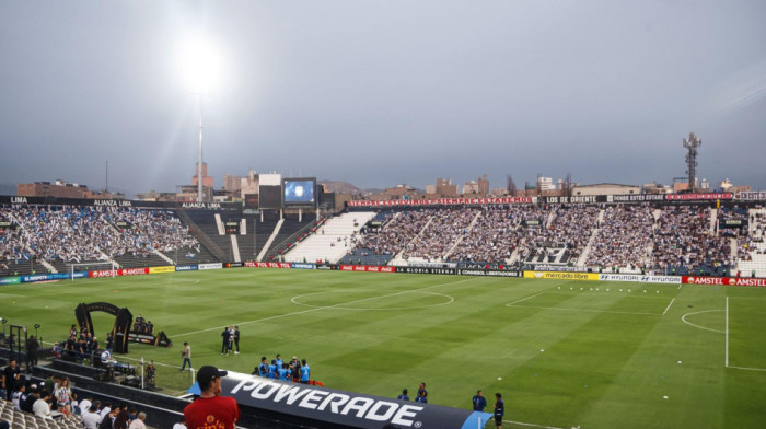 Uznemirujući snimci: Zid stadiona se odjednom urušio na navijače - Ima poginulih, povređena i deca (VIDEO)
