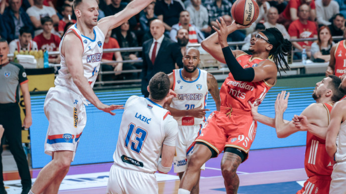 Zvezda vodi na poluvremenu, ali... Šta se dešava sa Batlerom?!