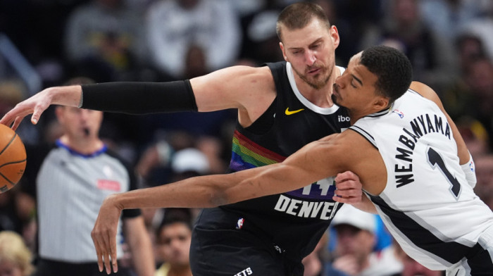 Jokić žestoko udaren u glavu! Krv odmah šiknula, Nikolu mlate kao vola u kupusu (VIDEO)