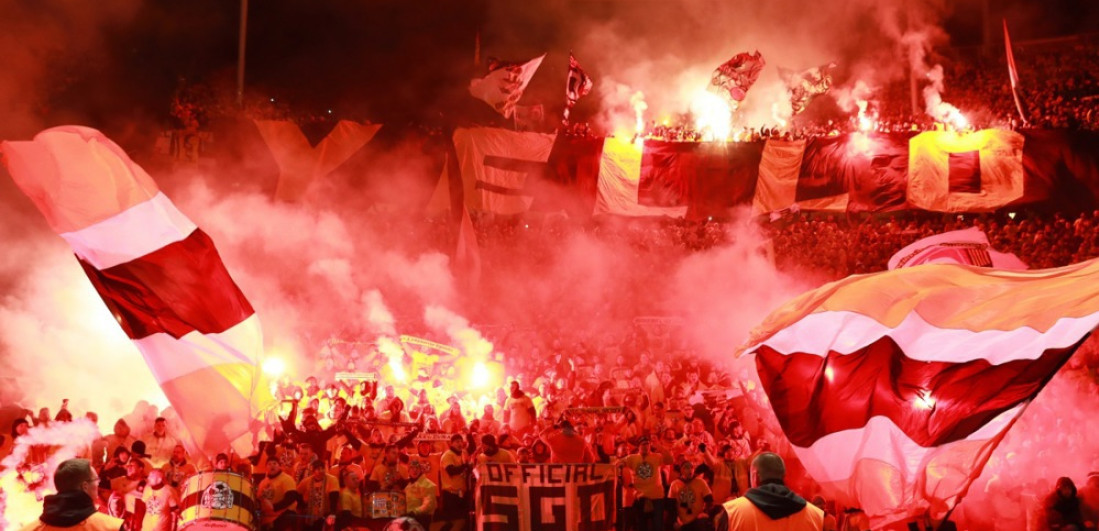 Haos na meču Dinama: Huligani upali na teren i zapalili zastavu protivničke ekipe, reagovala policija (VIDEO)