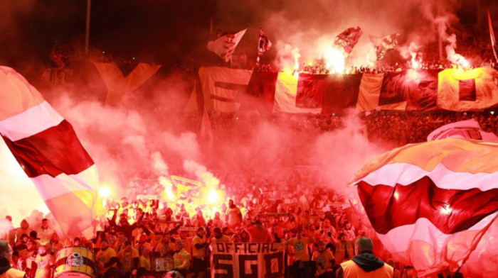 Haos na meču Dinama: Huligani upali na teren i zapalili zastavu protivničke ekipe, reagovala policija (VIDEO)