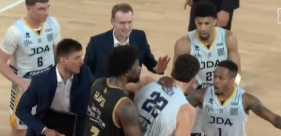 Pesničenje na utakmici Monaka: Udario ga u glavu i izazvao opšti haos na terenu (VIDEO)