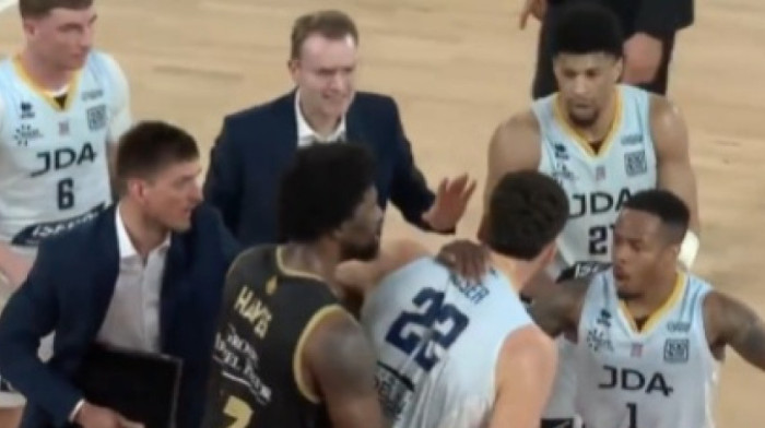 Pesničenje na utakmici Monaka: Udario ga u glavu i izazvao opšti haos na terenu (VIDEO)