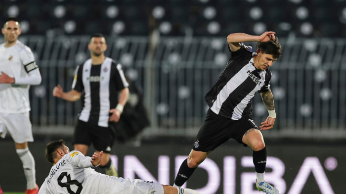 Navijači Partizana brljuju vatru posle fijaska: Gasite klub, doniramo oči, tuga, sramota, beda...