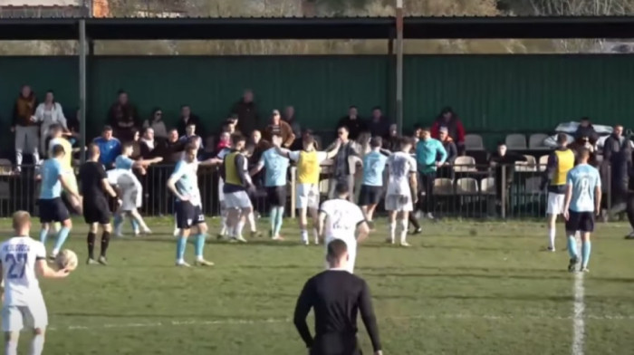 Haos u srpskom fudbalu: Pesničenje između igrača i navijača, trener pretučen (VIDEO)