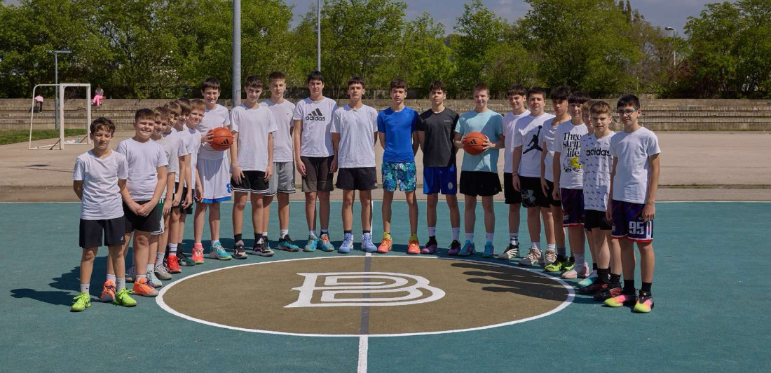 Fondacija "Bogdan Bogdanović" obnovila teren za košarku na Novom Beogradu