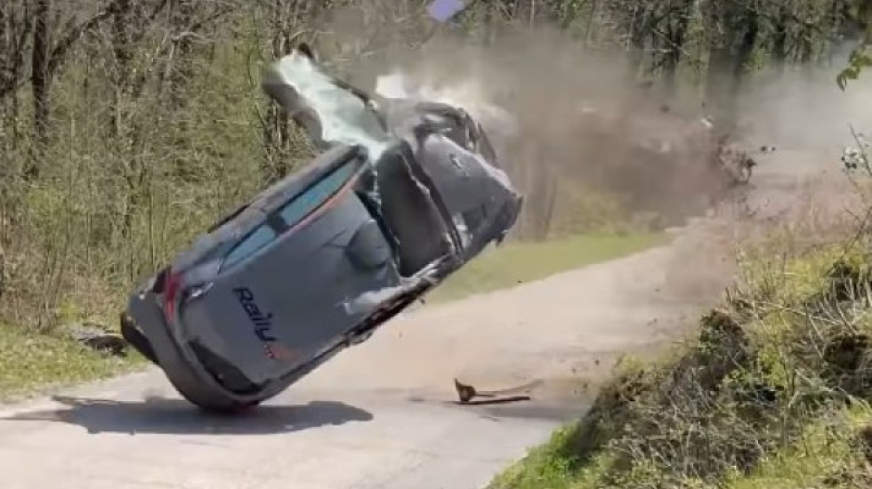 (VIDEO) Sportista za dlaku izbegao smrt u Hrvatskoj! Stravičan udes - Auto smrskan u deliću sekunde