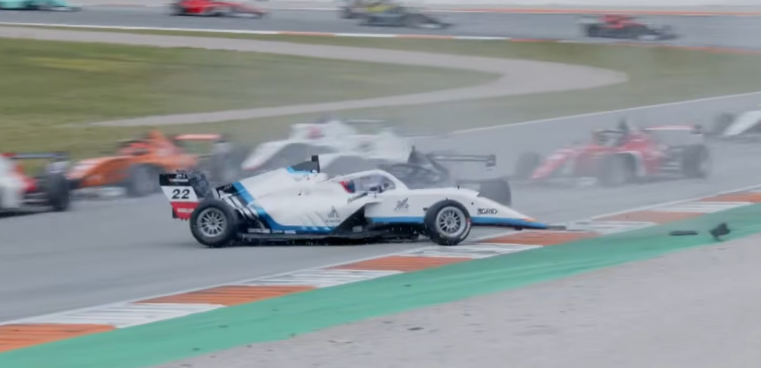 Au, drama u Valensiji! Srpski vozač u centru stravičnog sudara na startu Formule 4 (VIDEO)