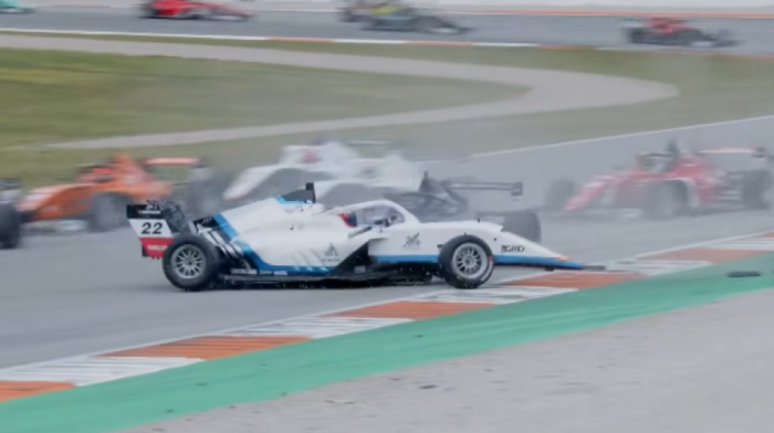 Au, drama u Valensiji! Srpski vozač doživeo stravičan udes na startu Formule 4 (VIDEO)