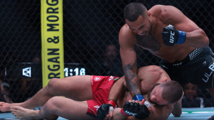 Šta ovo bi na u UFC 327?! Povredio se, pa brutalno 'ugasio' rivala - i to pred Trampom (VIDEO)