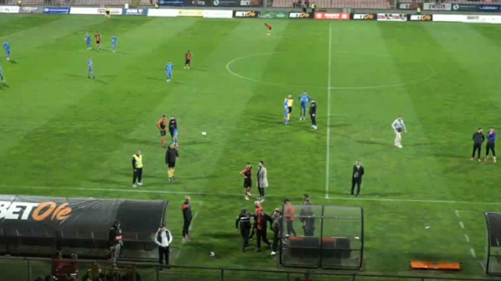 (VIDEO) Krvav navijač uleteo na teren usred utakmice: Hteo da se tuče sa obezbeđenjem, šokantne scene iz BiH