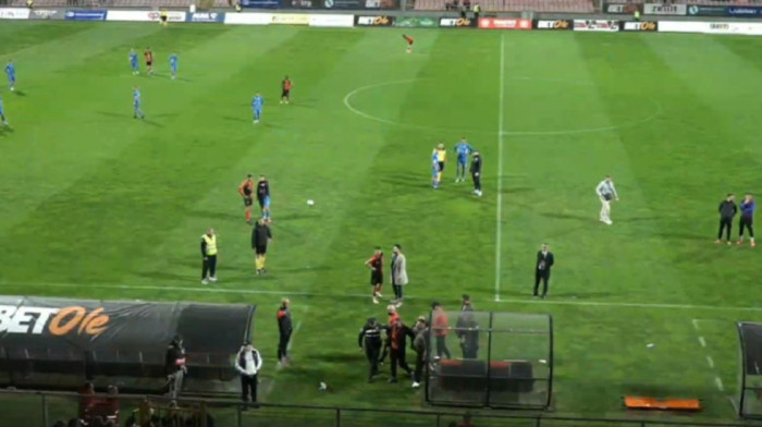 (VIDEO) Krvav navijač uleteo na teren usred utakmice: Hteo da se tuče sa obezbeđenjem, šokantne scene iz BiH