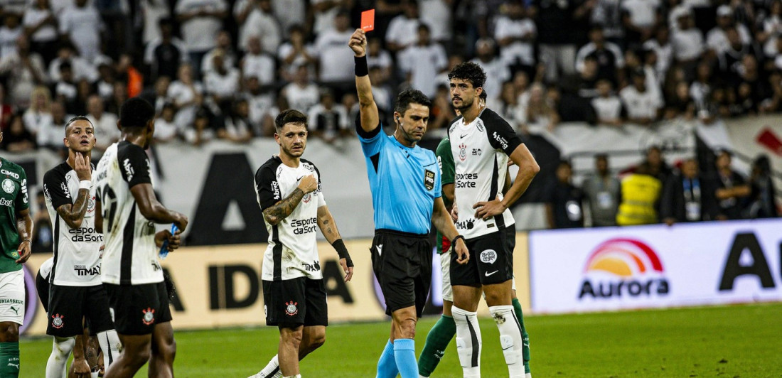 Šok scena: Uhvatio se za genitalije, pa posle VAR-a dobio crveni karton (VIDEO)