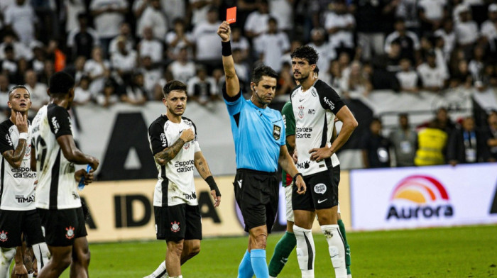 Šok scena: Uhvatio se za genitalije, pa posle VAR-a dobio crveni karton (VIDEO)