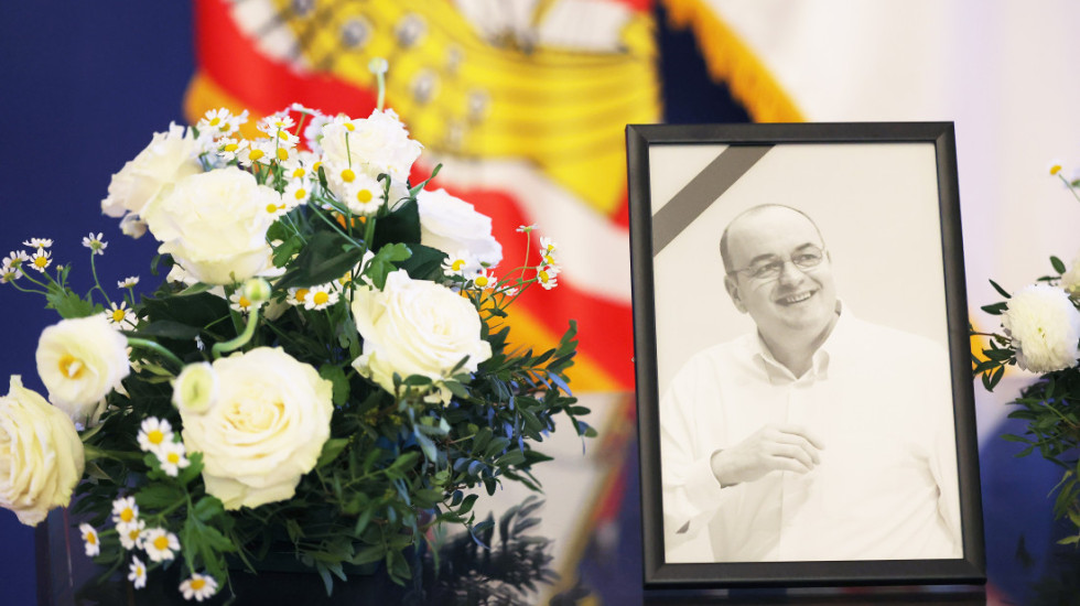 Održana komemoracija Dušku Vujoševiću: Porodica i prijatelji se oprostili od trenera (VIDEO/FOTO)