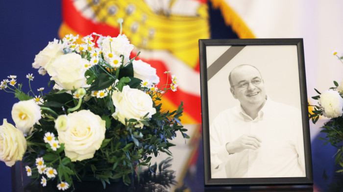 Komemoracija Dušku Vujoševiću: Porodica i prijatelji se opraštaju od trenera (VIDEO/FOTO)