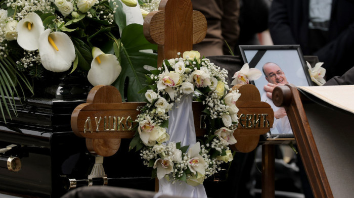 Sahrana Duška Vujoševića: Potresne scene na Novom groblju, sanduk sa telom ispred kapele (VIDEO)