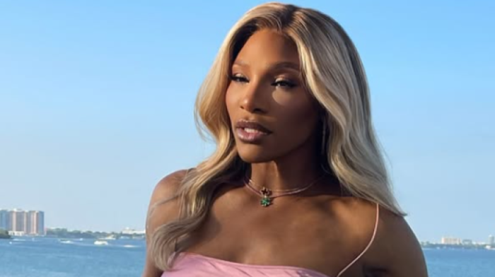 Svi gledaju u Sereninu gu*u - Opasno meša Amerikanka, gori internet (VIDEO)