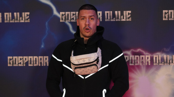 (VIDEO) Čuveni MMA borac udario Baku Praseta! Influenser pao i krenuo da jauče