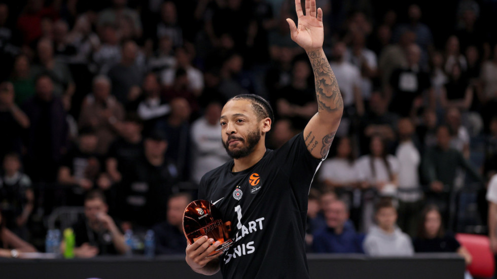 MVP, MVP, MVP - Džons dobio veliko priznanje, uručila mu je legenda Partizana (VIDEO)