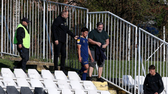 (FOTO) Brutalna tuča na meču Čukaričkog i Radnika, umešao se i igrač, a policija hitno reagovala